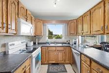 Beautifully maintained 1910sqft lakefront 2-storey home! - Photo 3