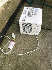 5000 BTU Window Air Conditioner Blows Cold! $60 ac unit - Photo 2