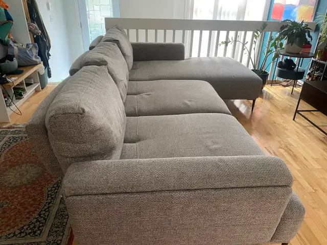 Très grand sectionnel gris avec dossiers ajustables