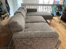 Très grand sectionnel gris avec dossiers ajustables