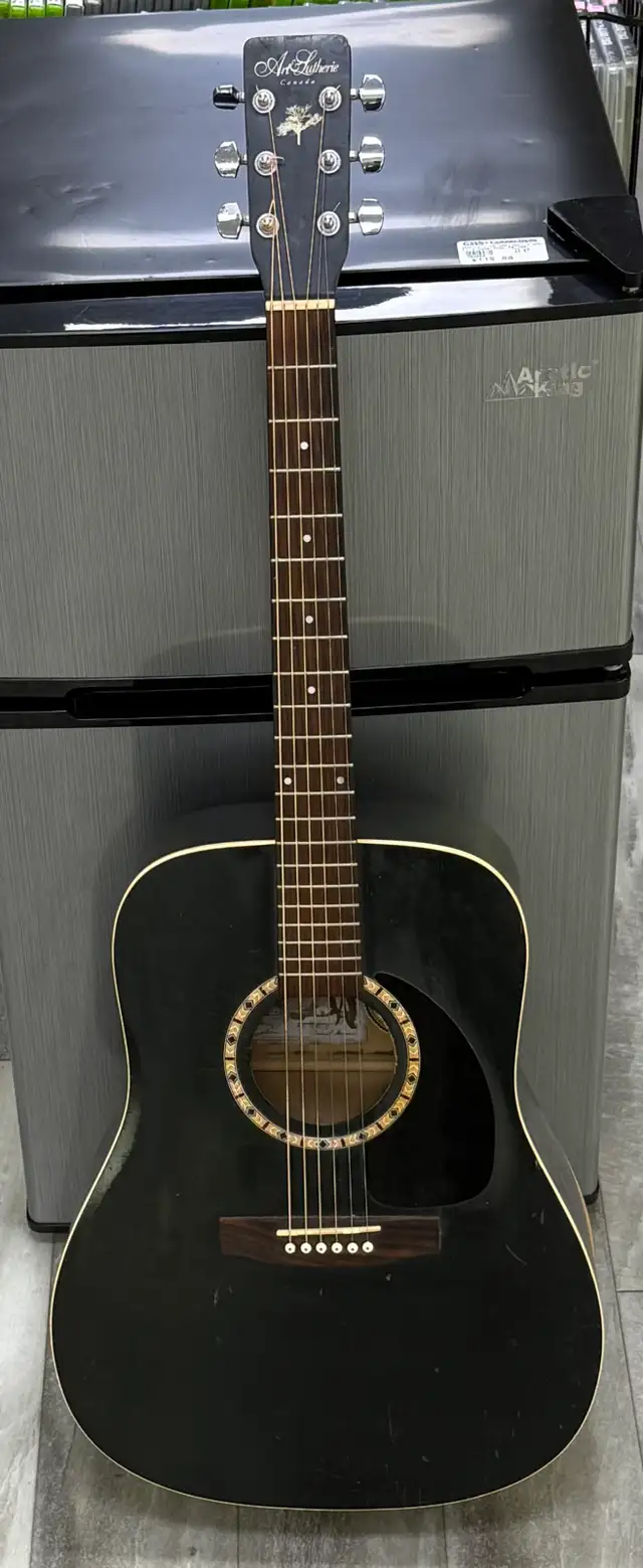 Art & Luthrie Acoustic Guitar