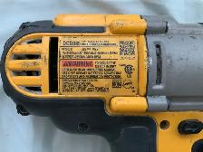 DEWALT 20V Max Hammerdrill and Impact Driver Kit 5 amp battery - Photo 4