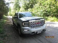 2017 GMC Denali 4x4 5.3 V8 Crew Cab - Photo 3