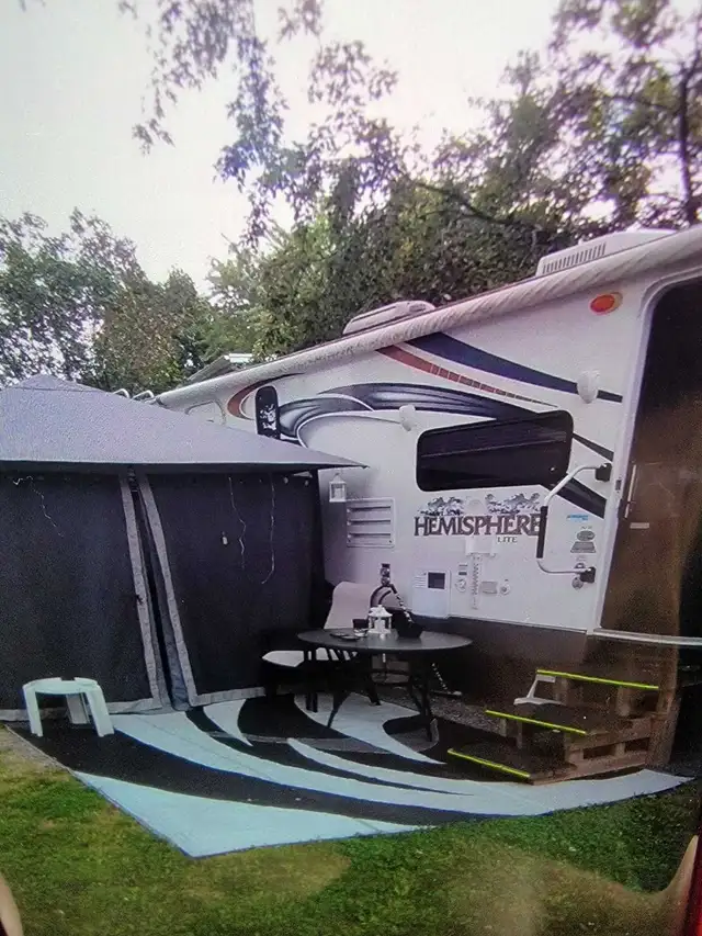 Salem Hemisphere 26 Foot Travel Trailer