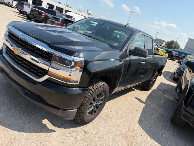 2019 Chev Silverado 4WD Lifted suspension low kms