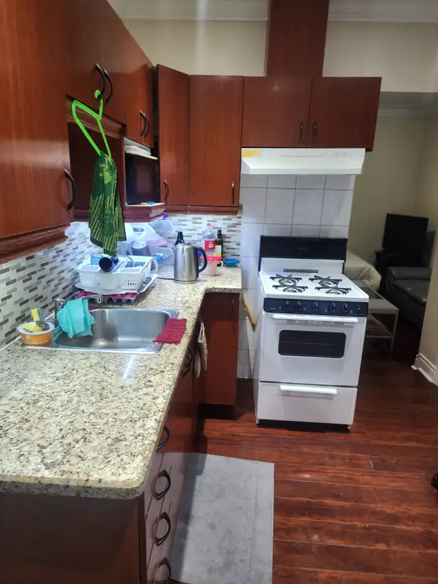 Modern Bachelor Apartment for Rent – Queen St. West | Available