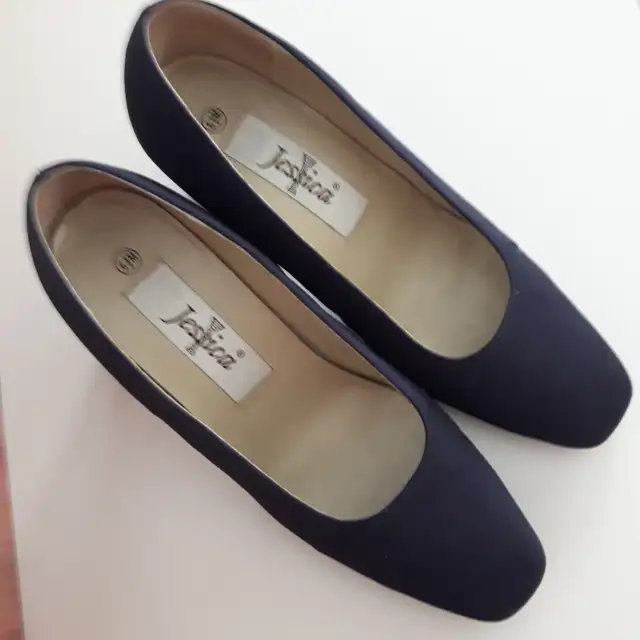 SOULIERS JESSICA BLEU MARIN GR 6.5 FEMME TALONS 2.5 HAUT: $10.00