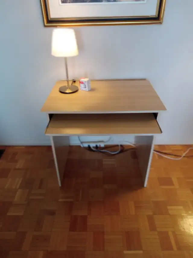 Pupitre en bois pour ordinateur (à Longueuil)