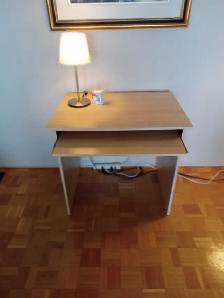 Pupitre en bois pour ordinateur (à Longueuil)