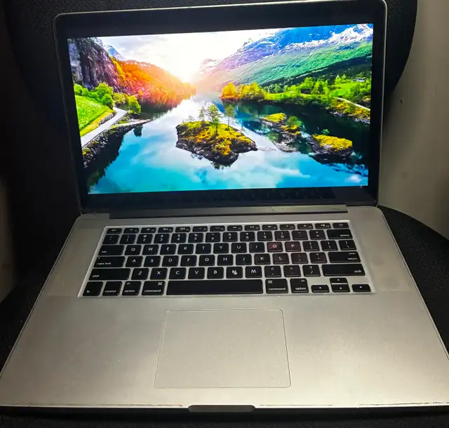 Apple MacBook Pro 15' BLOWOUT!