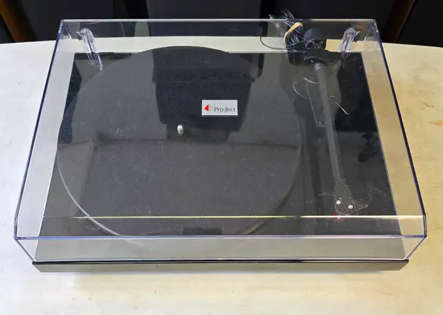 PROJECT DEBUT CARBON BELT DRIVE MANUAL TURNTABLE