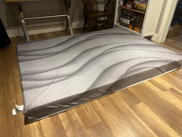 À donner – Matelas de VR Lippert Queen 60 x 80 po – Presque neu