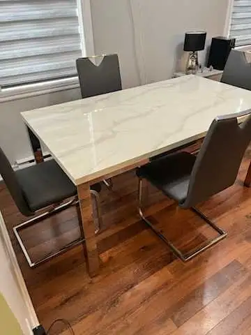 Table de salle à manger style marbre et 4 chaises
