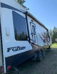 2013 Fuzion Holiday Toy Hauler Trailer by Keystone - Photo 3