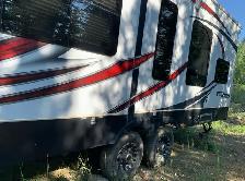2013 Fuzion Holiday Toy Hauler Trailer by Keystone - Photo 4