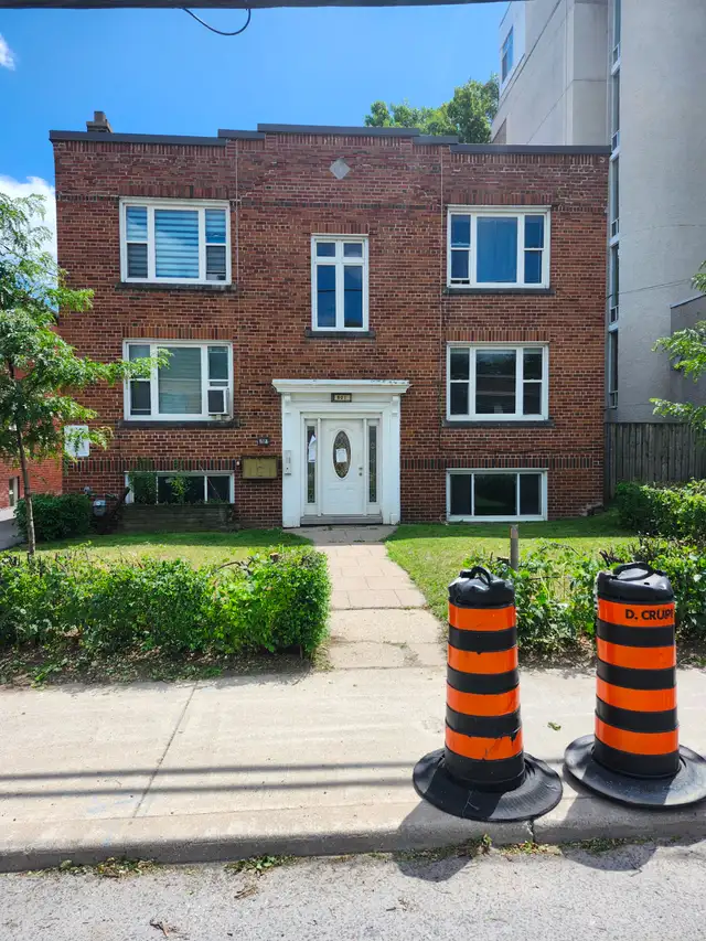 LEASIDE,  Charming one bedroom Eglinton/Laird