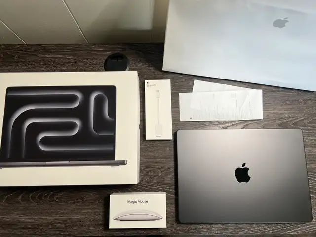 MacBook Pro 14" M4 (Space Grey) Bundle