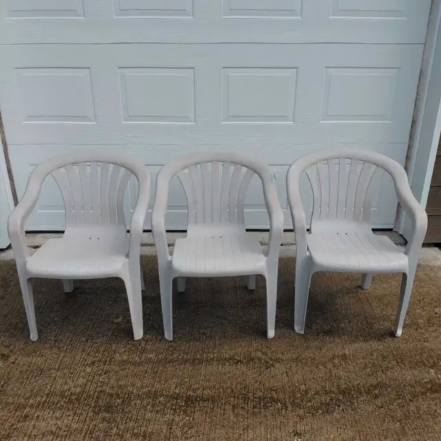 3 chaises de patio en PVC