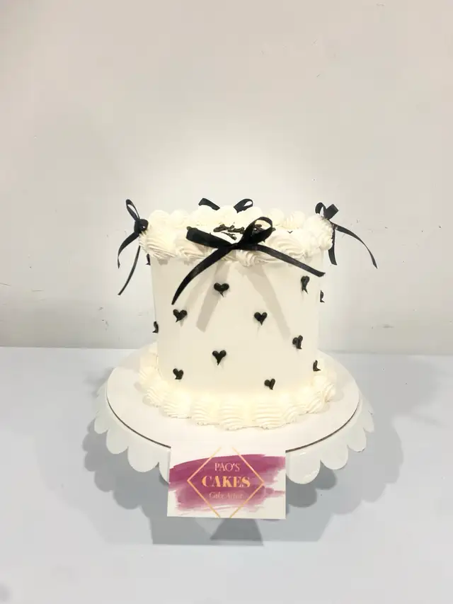 Round vintage cake with bows, Birthday cakes ideas GTA