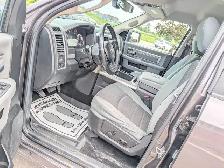 2014 Ram 1500 4WD Crew Cab 149' SLT | Back-up cam! | Well mainta - Photo 6