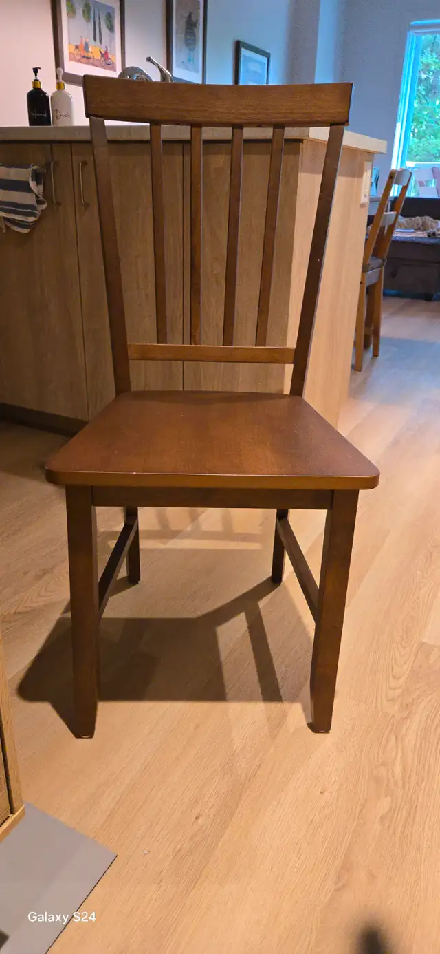 Chaise presque neuve (acheté en décembre 2024). Plus besoin.