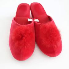 PANTOUFLES EN VELOUR ROUGE, GR 7 FEMME, TALONS 2'DE HAUT: $10.00