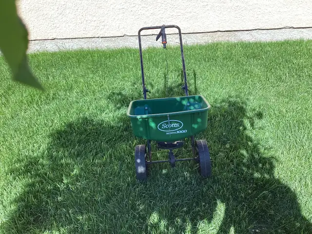 Scott’s 1000 seed and fertilizer spreader.