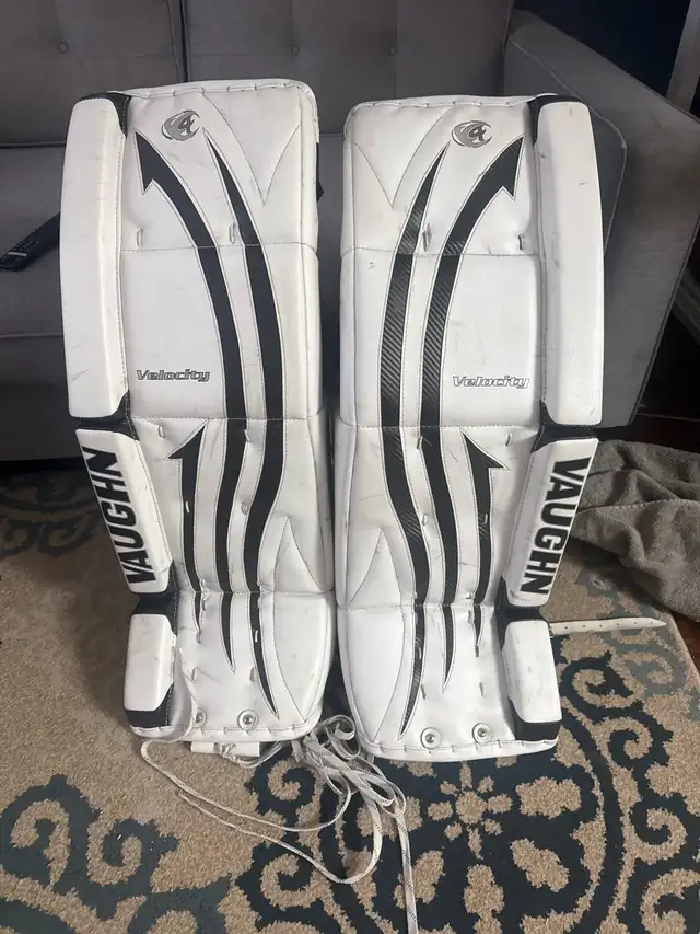 Vaughn Velocity 7480 Goalie Pads 32 1.5
