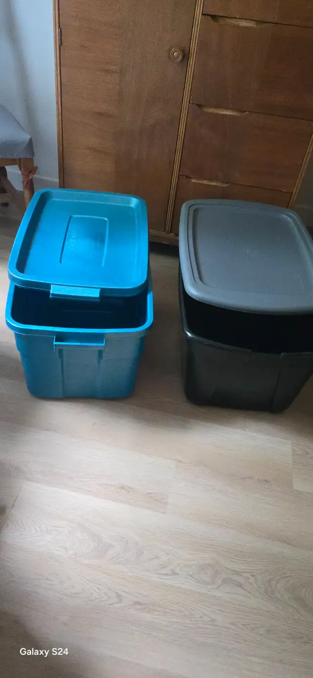 Grands bacs de rangement. Très propres.