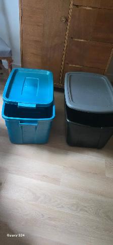Grands bacs de rangement. Très propres.