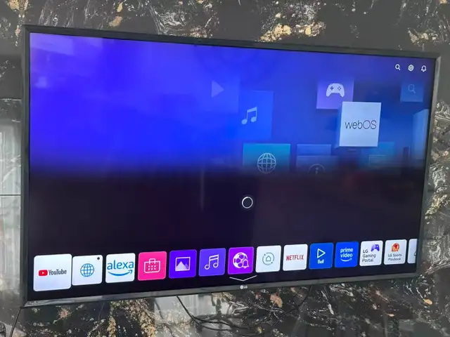 LG 49'' SMART TV (4K UHD 49UN7300) - Excellent Condition