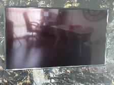 LG 49'' SMART TV (4K UHD 49UN7300) - Excellent Condition - Photo 2