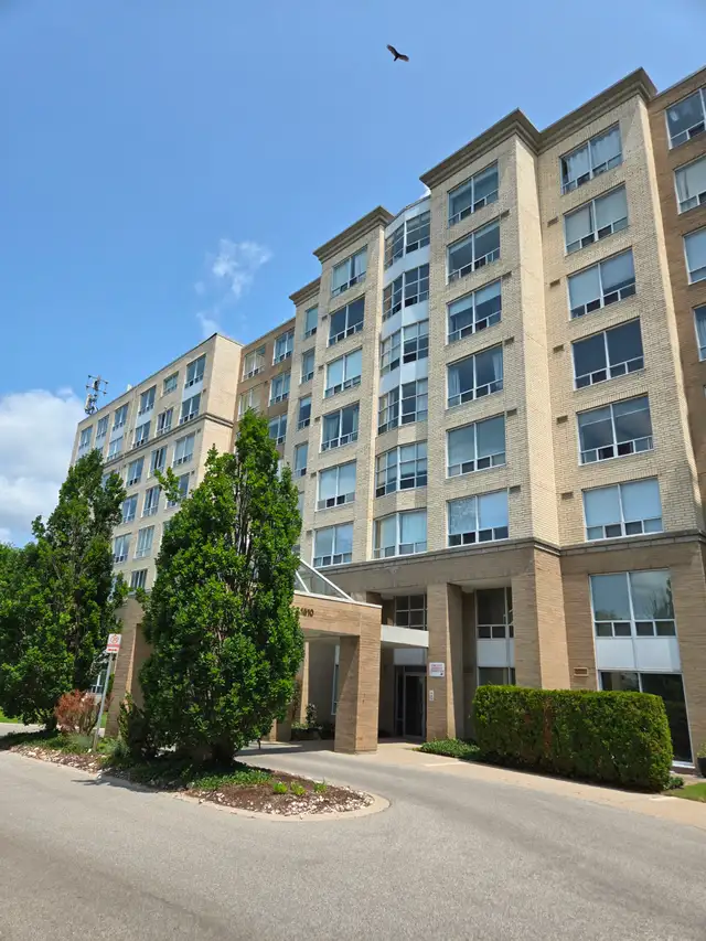 Very Desirable North End 2 Bed 2 Bath High-Rise Apt FOR RENT !