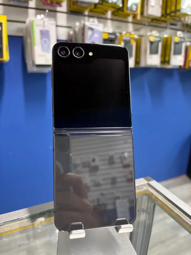 Samsung Z Flip 5 256gb (Store Warranty)