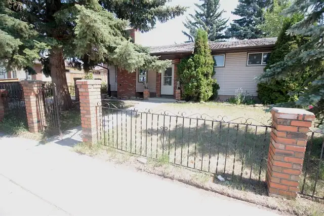 Estate Sale House 4 Sale in Temple NE Calgary for $349,900