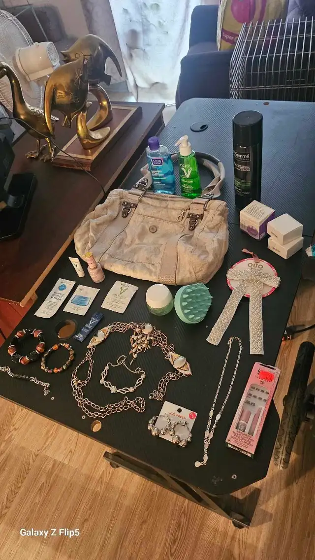 Lot bijoux, crèmes, acLot bijoux, crèmes, accessoires de beautés