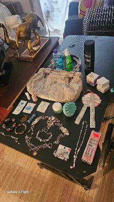 Lot bijoux, crèmes, acLot bijoux, crèmes, accessoires de beautés