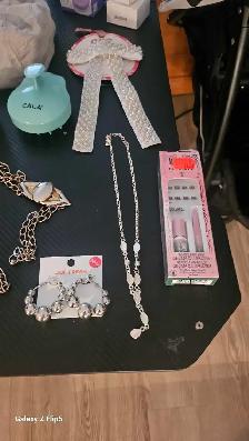 Lot bijoux, crèmes, acLot bijoux, crèmes, accessoires de beautés - Photo 3