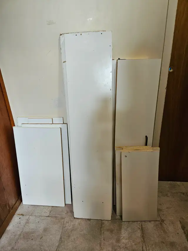 Free pieces of shelving