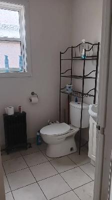 Furnished room in 3bdrm apt 2nd floor with balcony - Photo 2