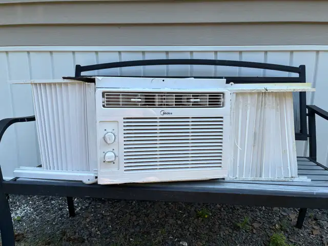 air conditioner 5000 BTU great condition