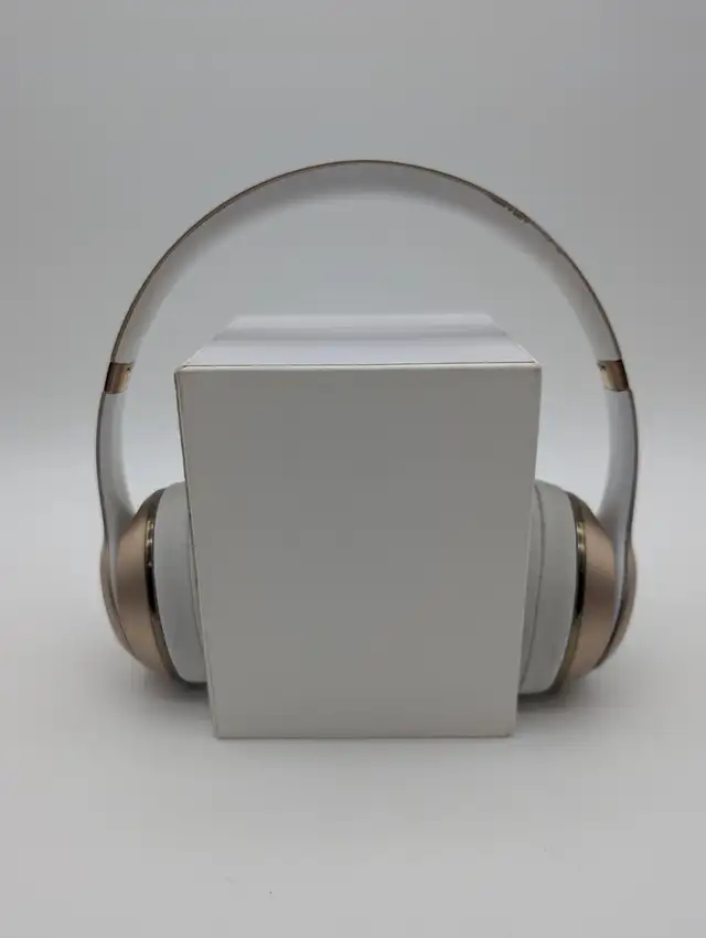 (B5249) Beats A1796 Headphones