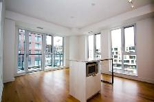 $2,470  - FABULOUS 1BR   DEN   PARKING CONDO,  684ft