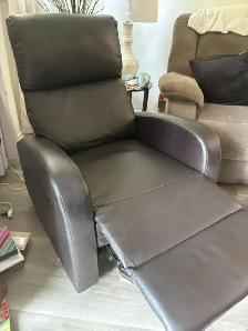 NEW CONDITION RECLINER - Photo 2
