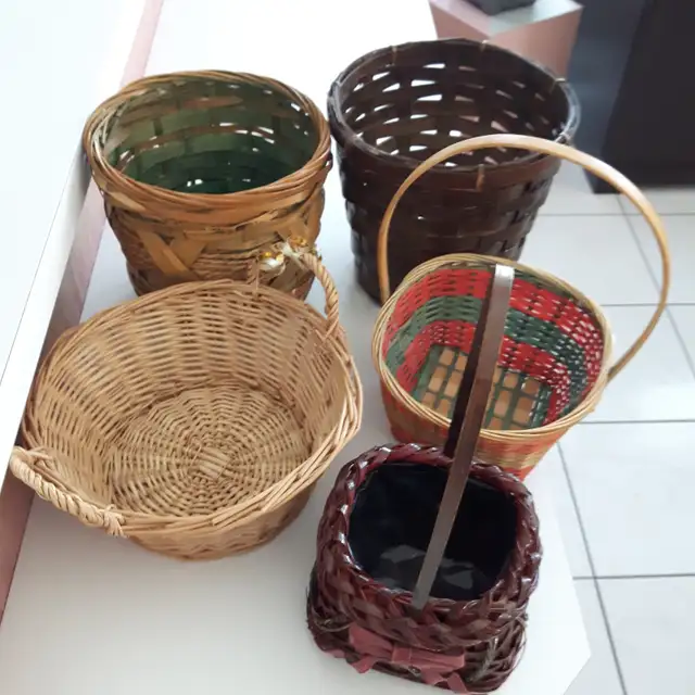 9 PANIERS EN OSIER DE DIFFÉRENTES COULEURS: $5.00 CHACUN