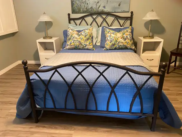 Lit double, sommier et matelas