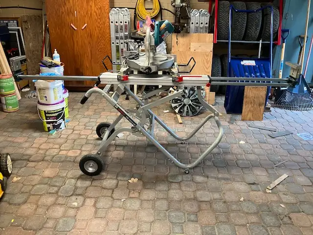 SCIE À ONGLET MAKITA COULLISANTE ET TABLE GRAVITAIRE BOSH