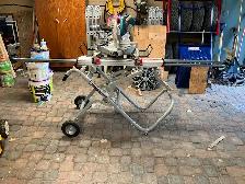 SCIE À ONGLET MAKITA COULLISANTE ET TABLE GRAVITAIRE BOSH