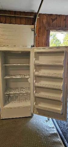 upright freezer - Photo 2