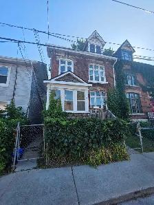 2 Furnished Rooms in a 3 Bdrm Male Graduate Apartment - Photo 2